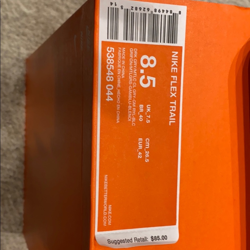Men’s Nike sneakers in 8.5 brand new.